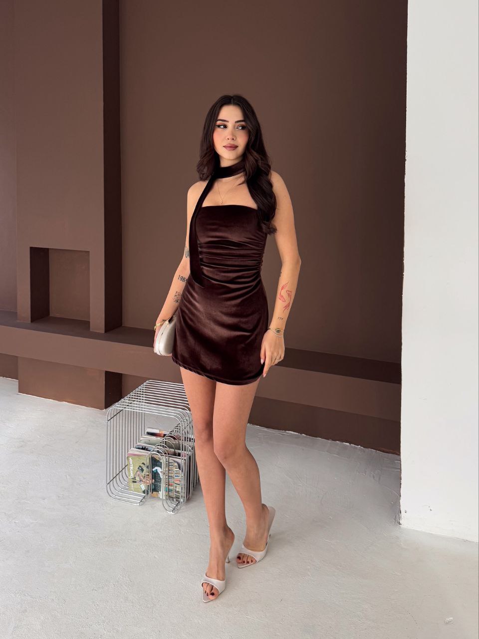 Damska sukienka strapless z weluru