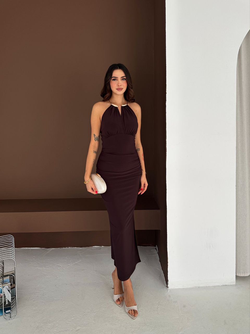 Damska elegancka sukienka maxi na szyję z dopasowanym krojem