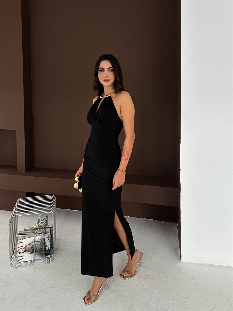 Damska elegancka sukienka maxi na szyję z dopasowanym krojem