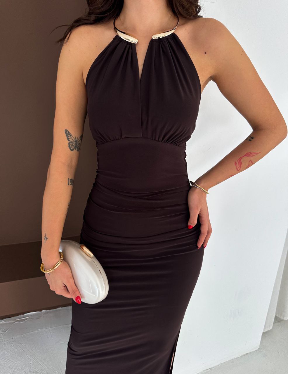 Damska elegancka sukienka maxi na szyję z dopasowanym krojem