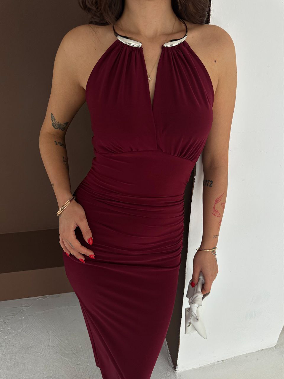 Damska elegancka sukienka maxi na szyję z dopasowanym krojem