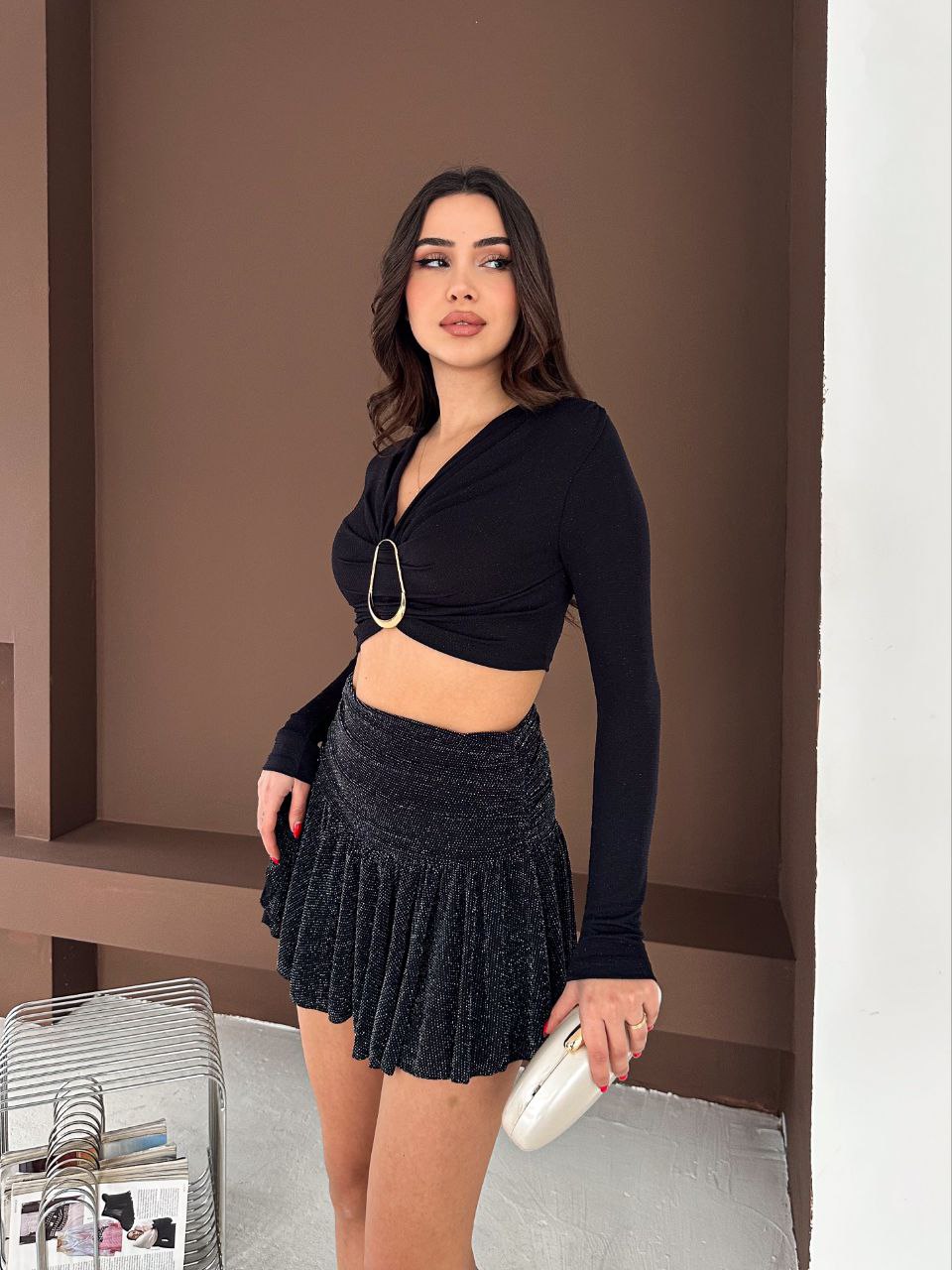 Damska bluzka z ozdobną klamrą