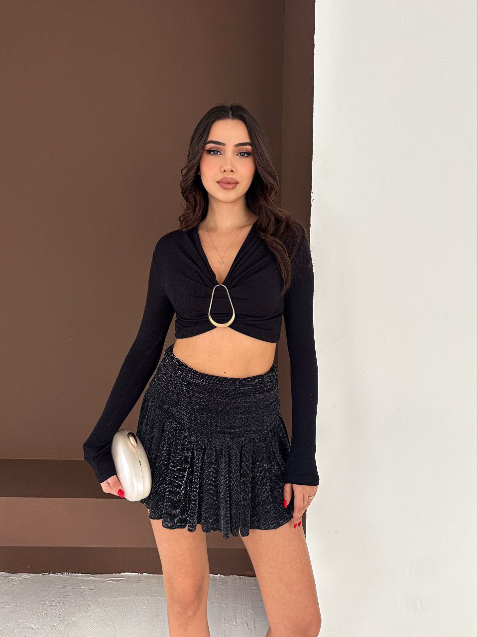 Damska bluzka z ozdobną klamrą