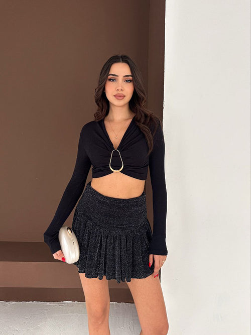 Damska bluzka z ozdobną klamrą