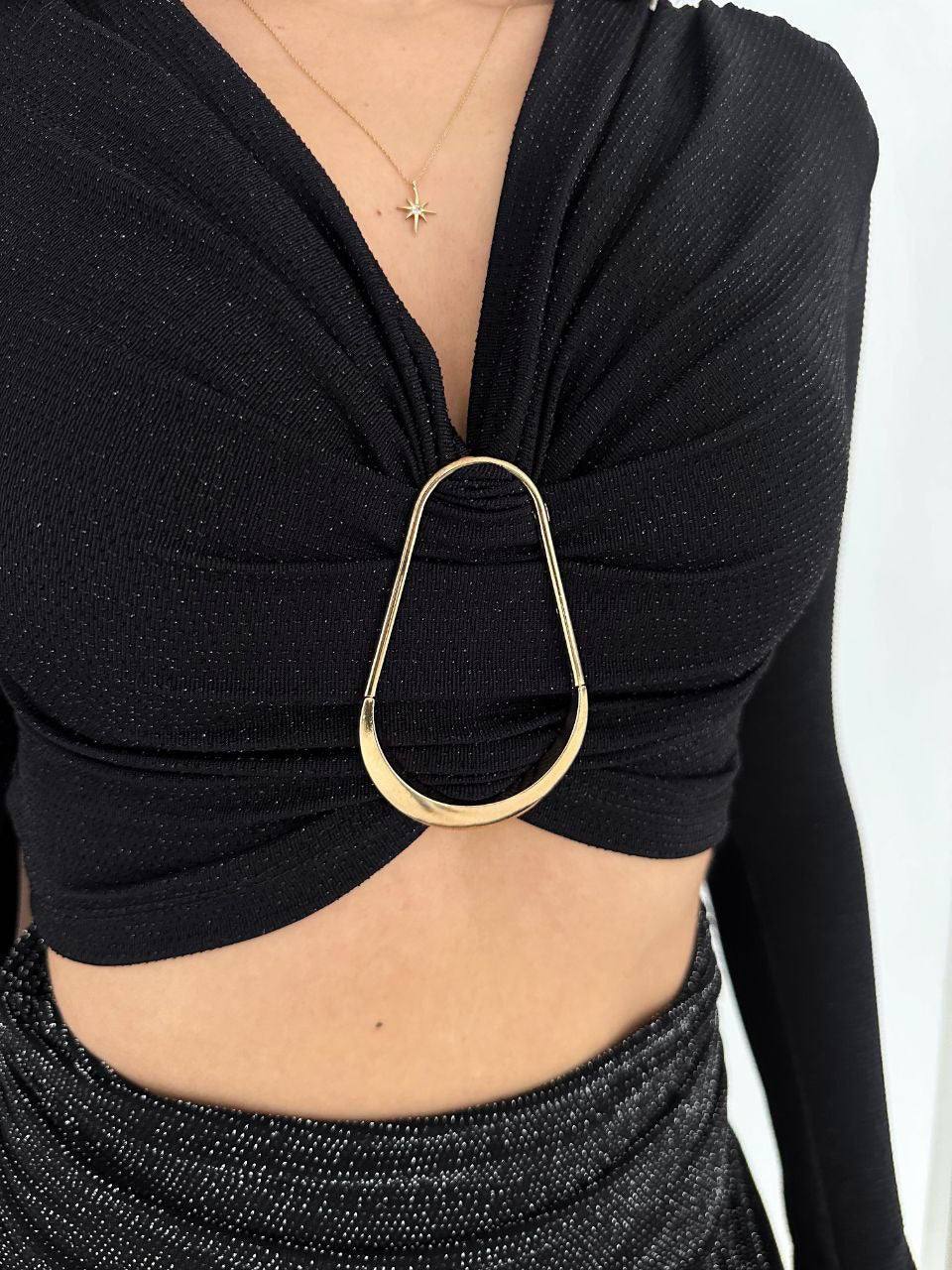 Damska bluzka z ozdobną klamrą