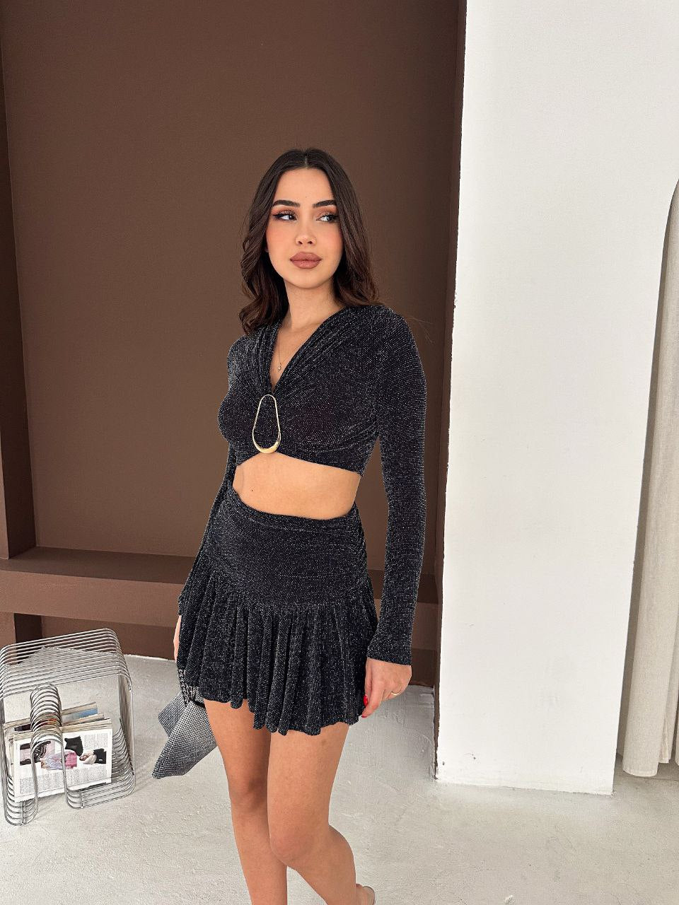 Damska bluzka z ozdobną klamrą