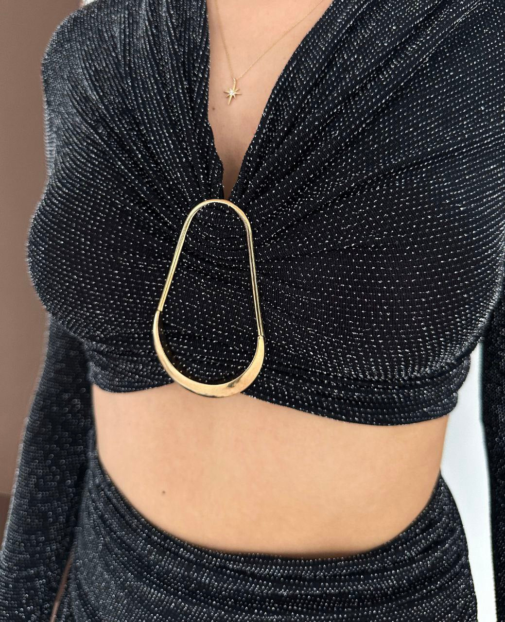 Damska bluzka z ozdobną klamrą