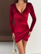 Welurowa sukienka mini z dekoltem V