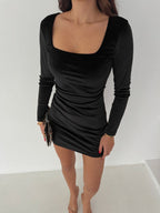 Elegancka sukienka welurowa z kwadratowym dekoltem