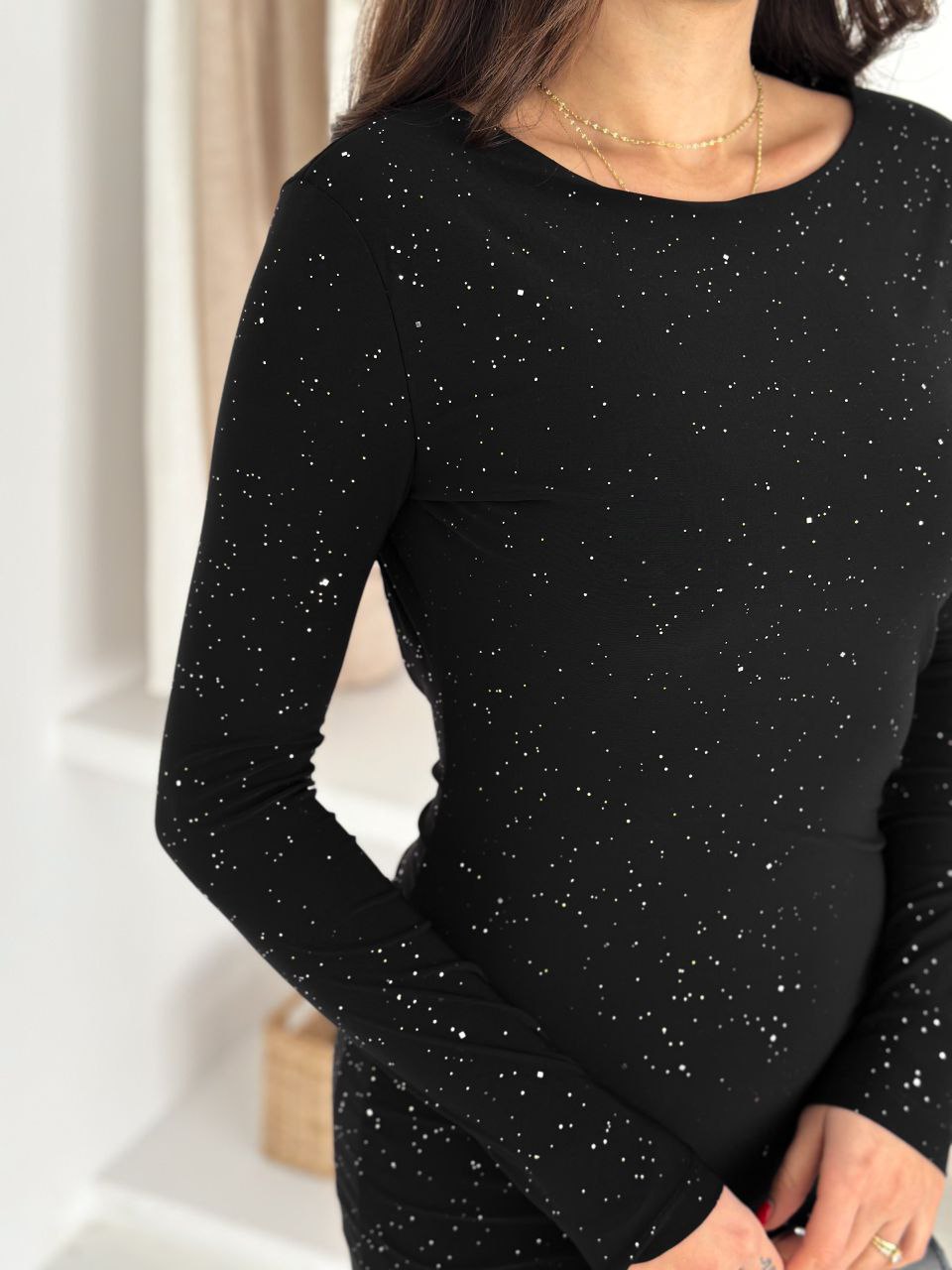 Damska dopasowana krótka sukienka z połyskiem i odkrytymi plecami