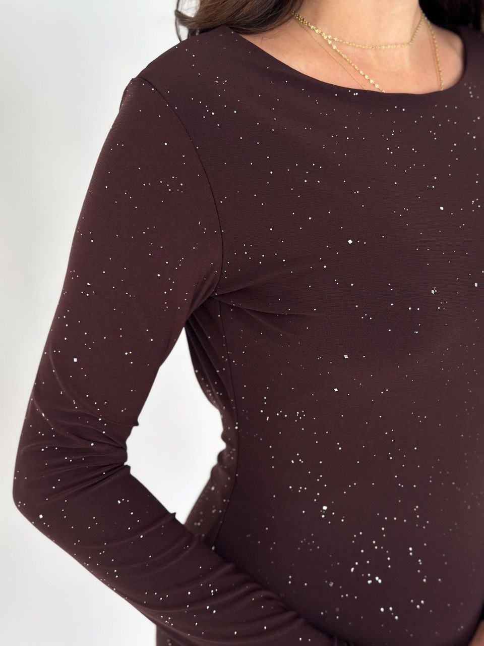 Damska dopasowana krótka sukienka z połyskiem i odkrytymi plecami