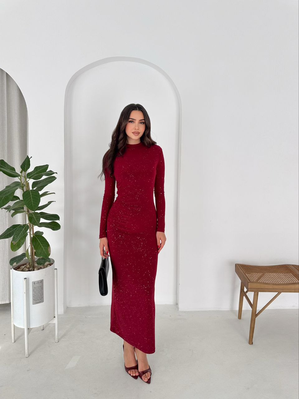 Damska elegancka długa sukienka z długim rękawem z połyskiem