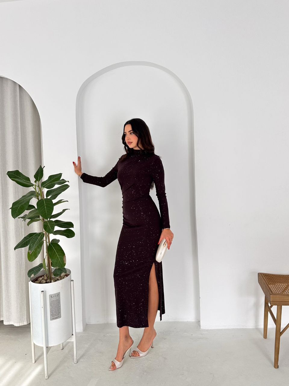 Damska elegancka długa sukienka z długim rękawem z połyskiem