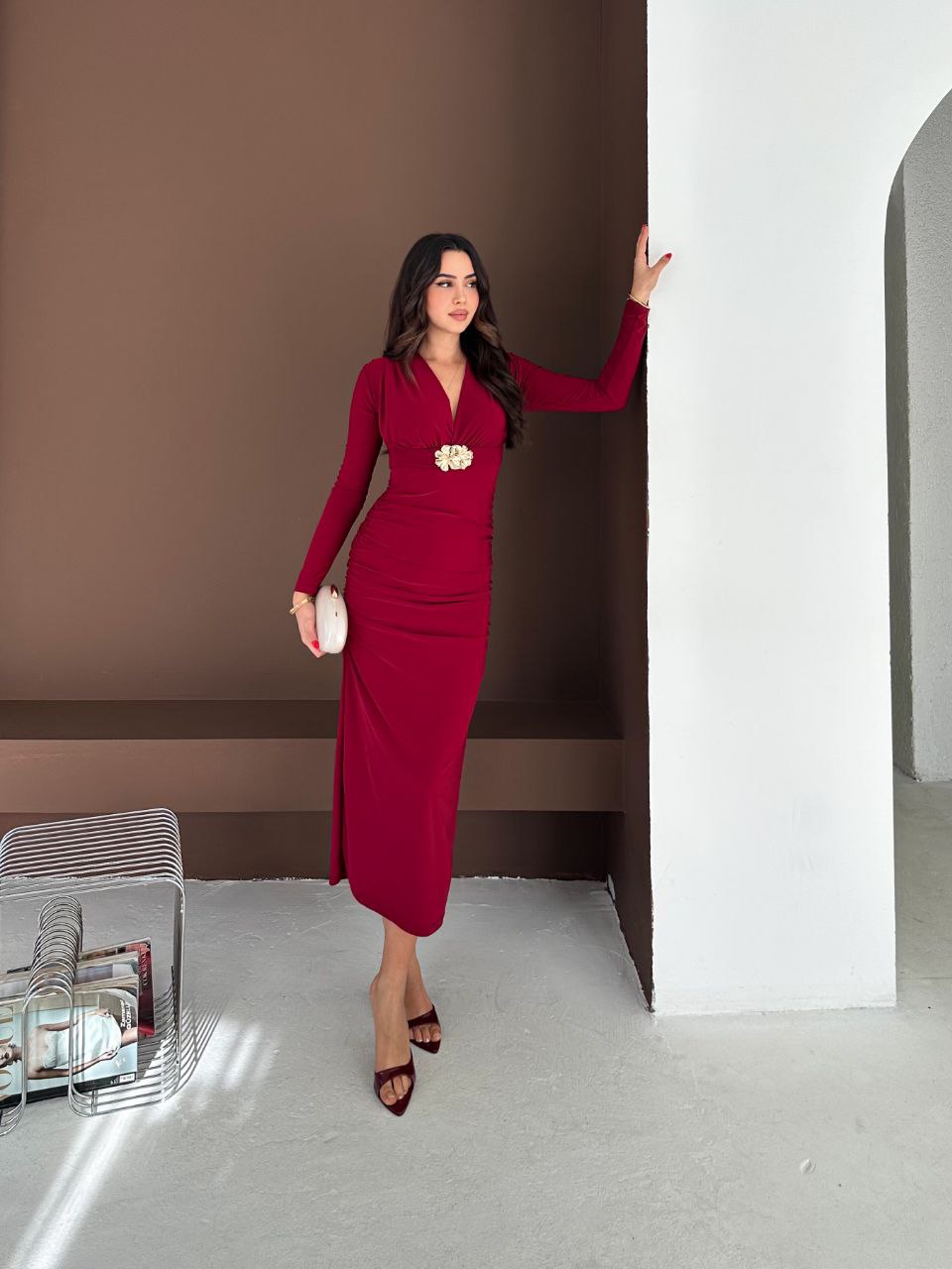 Damska elegancka sukienka midi z paskiem