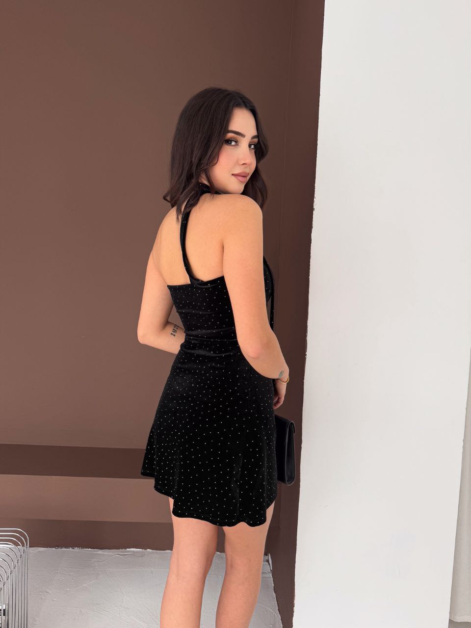 Damska elegancka sukienka welurowa z kamieniami