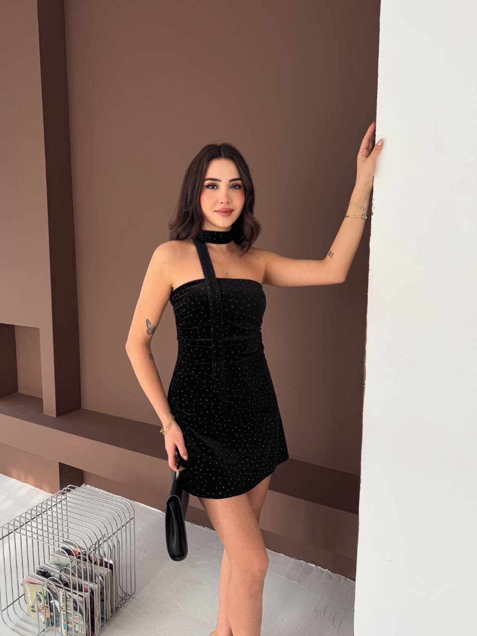 Damska elegancka sukienka welurowa z kamieniami